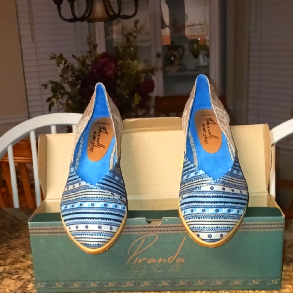Piranda NWT Blue Floral Brown Canvas Flats Size 7